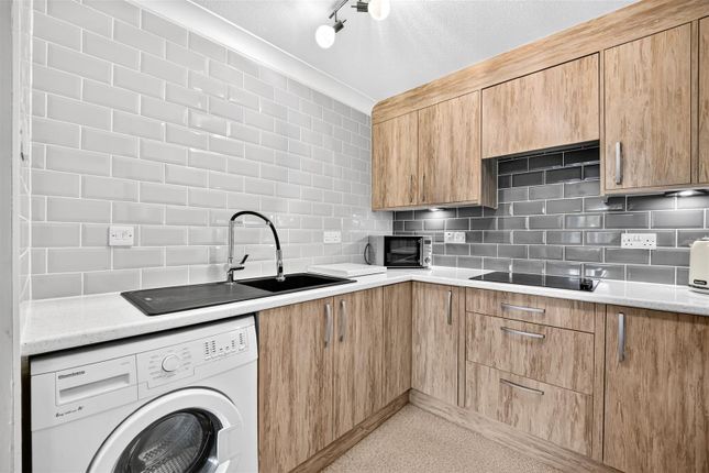 22, Limewood Court, Ilford photo 2
