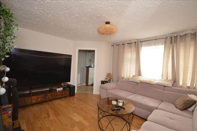 10, Bates Avenue, Risngstead photo 2