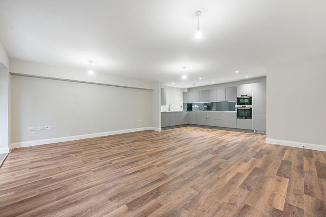 Apartment 18, Meadow Court, Evreham Road, Iver photo 4