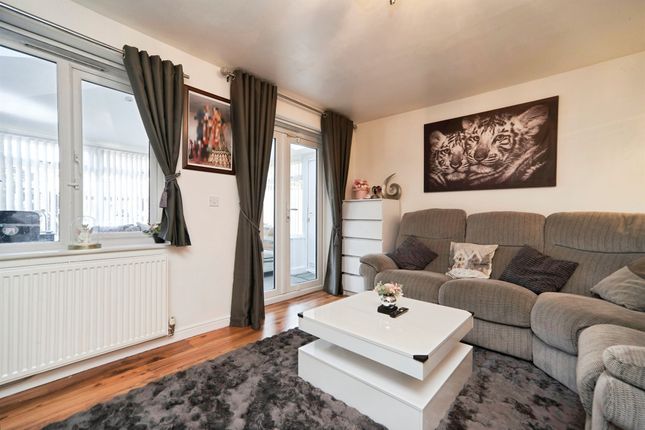 32, Oswin Gardens, Bradford photo 4