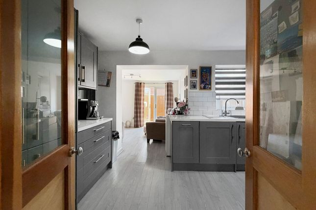 40 Cae Rhos, Caerphilly photo 2