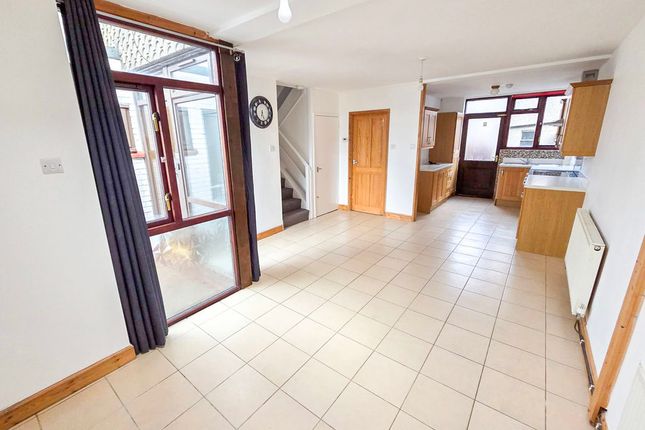 65, Buxton Court, Lansbury Park photo 3