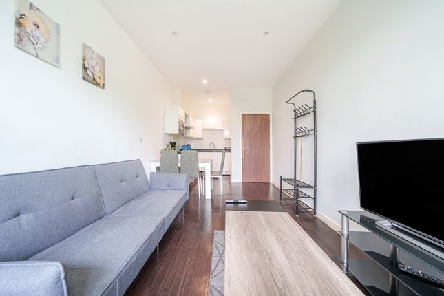 Flat to rent in Bath Road, Harlington, Hayes