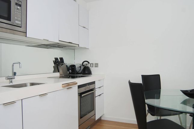 Studio to rent in Ontario Tower, Canary Wharf, London
