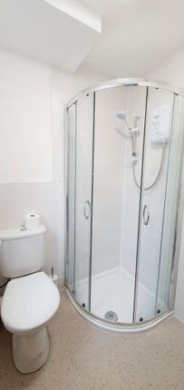 Room 4, 23 Prince Edward Avenue, Oldham photo 3