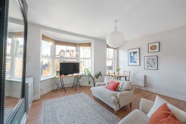 1,Flat 2, Mellison Road, London photo 4