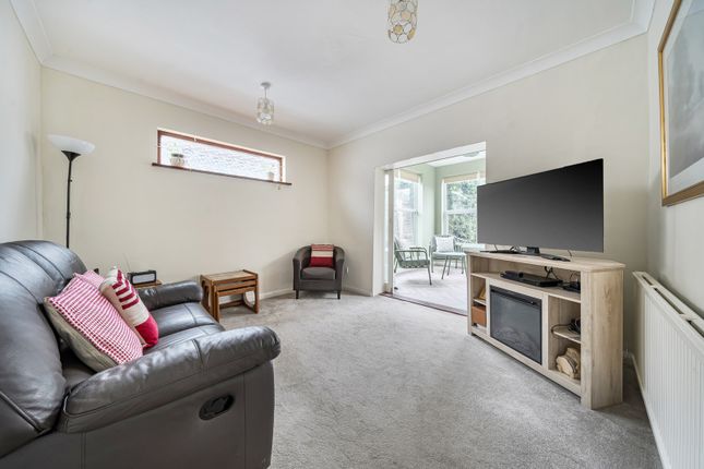 12, Cedar Close, Kent photo 2