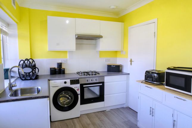 14, Springfield Court, London photo 3