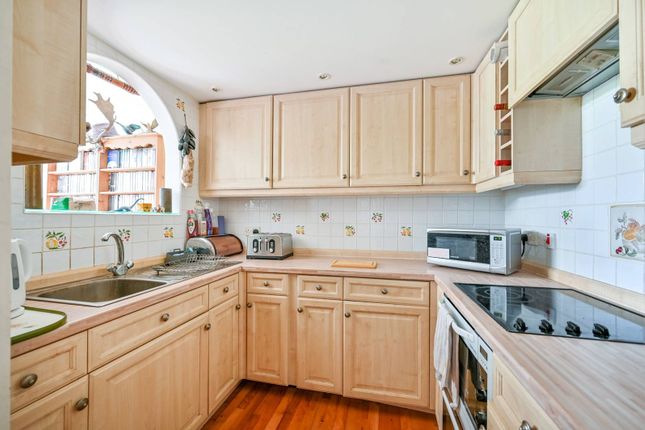 Morecoombe Close, Kingston Hill photo 4