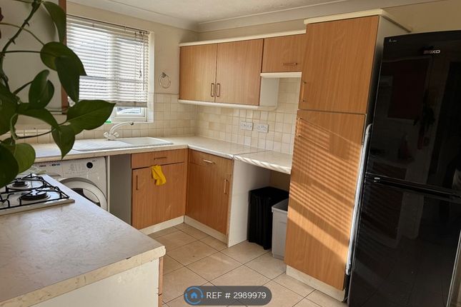 Henry Addlington Close, Beckton, London photo 2