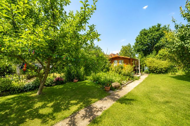 15, Valley Close, Pinner photo 4