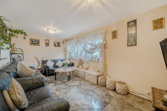 2-bed flat on Flat 61, Hazelwood Tower, London, £550,000