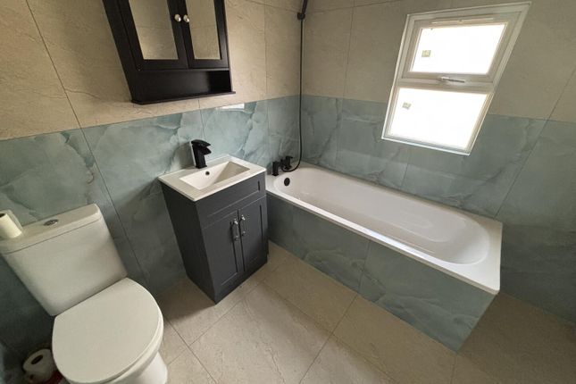 200, Whitehorse Lane, London photo 5