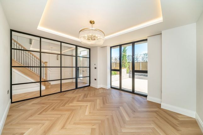 6, Winston Close, Raynes Park photo 4