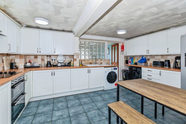157, Spackmans Way, Slough photo 4