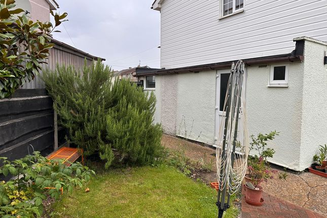 18, Trinidad Gardens, Dagenham photo 3