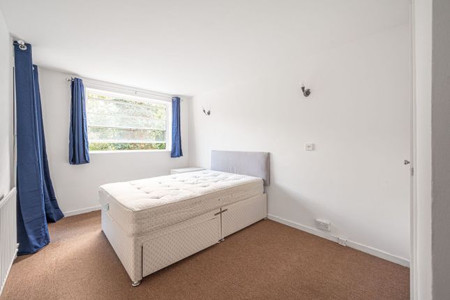 Fairview Court, Mill Hill photo 4