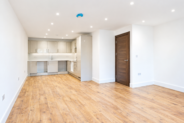 Flat-2 57 H, Bushey Grove Road, London photo 4