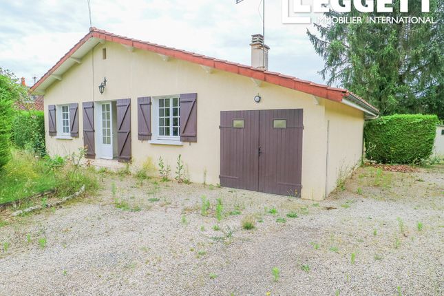 Thumbnail Villa for sale in Montmorillon, Vienne, Nouvelle-Aquitaine