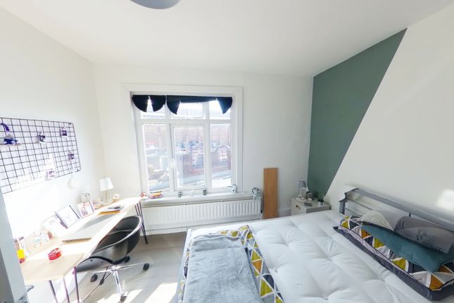 A Spacious And Bright Large Double Bedroom With Mo...