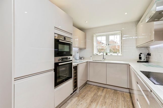 15, Brougham Lane, Crawley photo 3