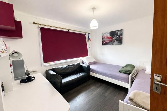 28, Channel Close, Hounslow photo 3