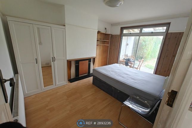 Redfern Avenue, Whitton, Hounslow photo 4
