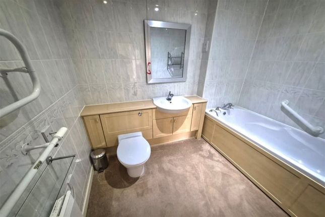Flat 17, Butlers Place, Portsmouth Road, Milford, Godalming photo 4