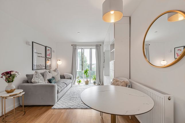 8, Mapleton Crescent, London photo 2