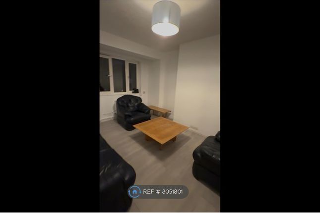 Flat, Robertson House Tooting Grove, London photo 3