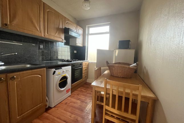 Thumbnail Flat to rent in Heath Road, Hounslow