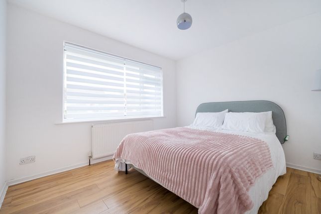 6 Solent Road, Chichester photo 4