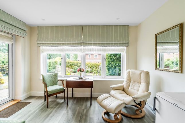 2 Reeves House, 2 Hartfield Road, Leatherhead photo 4