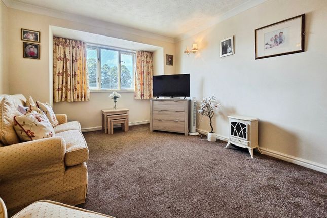 39, Queens Park House, Chester photo 4