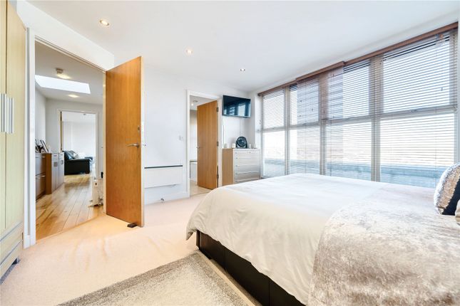 Flat for sale in Chase Side, London