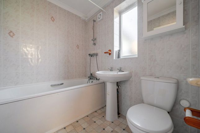 Annexe At., 32, Barnsbury Close, New Malden photo 4