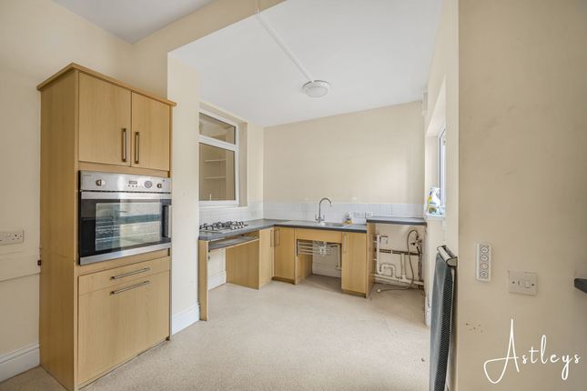 35 Cwrt Sart, Neath photo 4