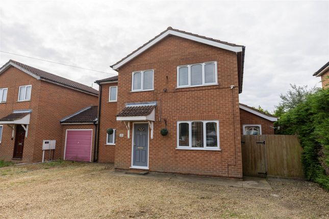 Link-detached house for sale in Fantail Close, Spalding