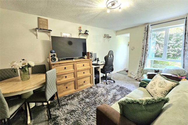 18, Burdock Close, Surrey photo 4