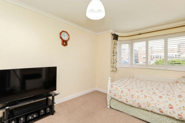 Meadow Close, London photo 3