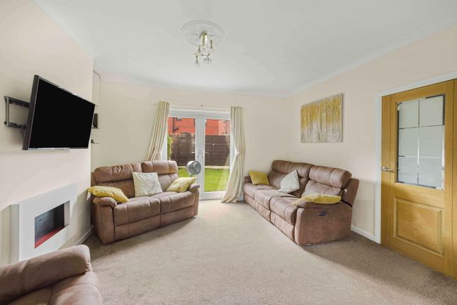 73, Derbyshire Avenue, Manchester photo 3