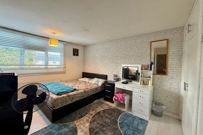 27, Jermayns, BASILDON photo 5