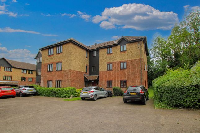 Thumbnail Flat for sale in Copperfields, Laindon