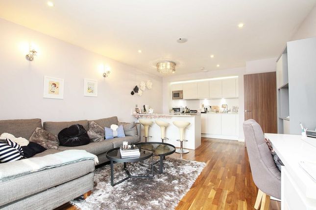 Thumbnail Flat to rent in Battersea Park Road, London