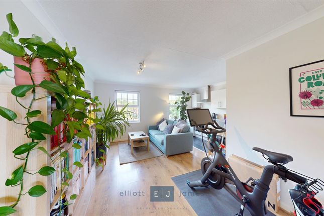 8 Diggins Court, High Road, Loughton photo 2