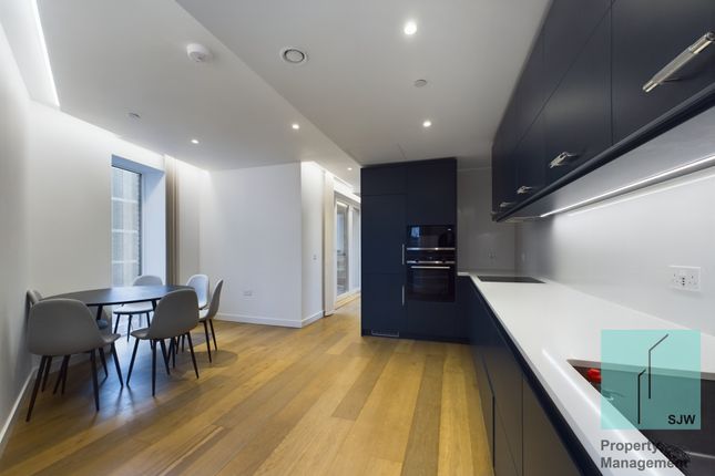 Flat to rent in Phoenix Place, London