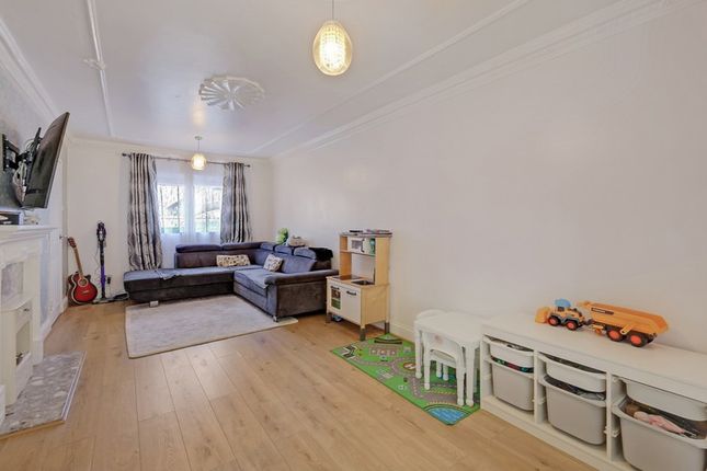 2, Spenders Close, Basildon photo 2