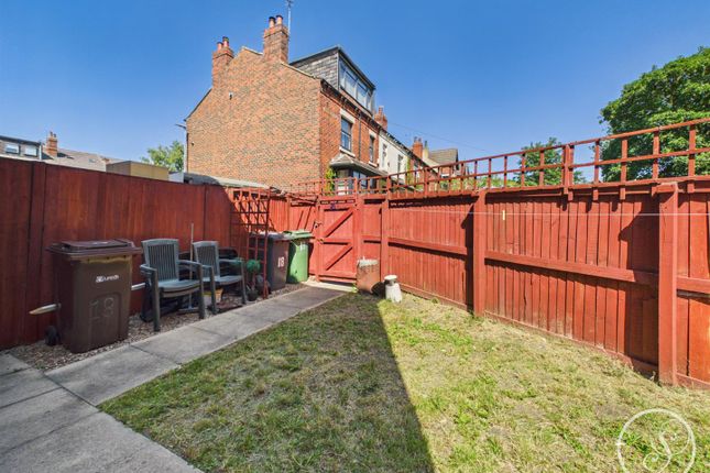 18, Birch Avenue, Leeds photo 4