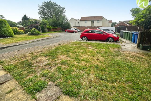Flat 3 Runnymede Road, Rosslyn Court, Stanford-Le-Hope photo 4
