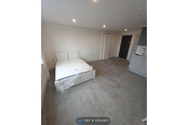 Studio to rent in Nouveau House, Enfield